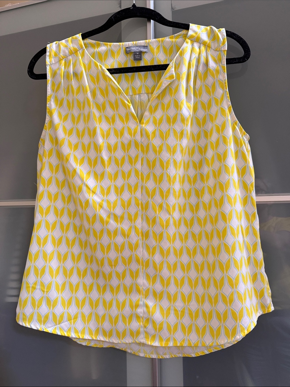 Market & Spruce Yellow and White Geometric V-Neck Sleeveless Camisole